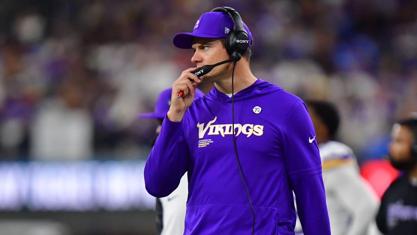 Kevin O'Connell Explains Why the Vikings Didn't Pull the Injured Carson Down Bef...